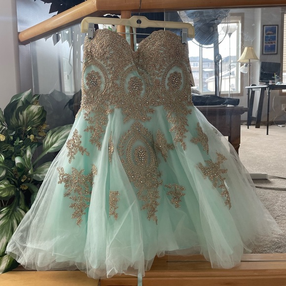 Grad dress - Picture 1 of 4